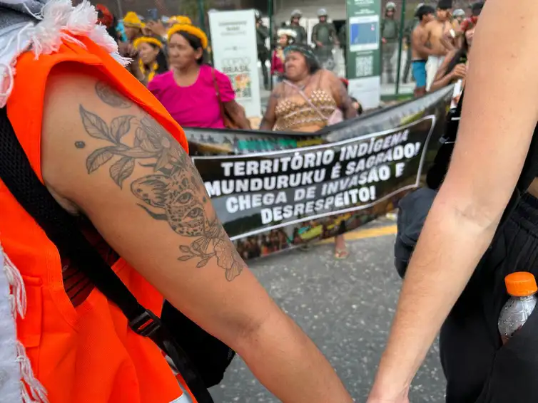 Gabriel Corrêa/Rádio Nacional Brasília (DF) 14/11/2025 – Protesto na entrada principal da COP30.
Foto: Gabriel Corrêa/Rádio Nacional