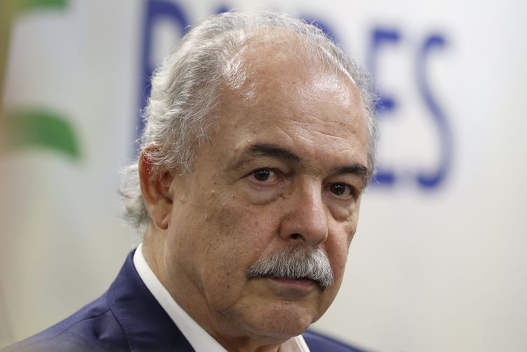 Fernando Frazão/Agência Brasil Rio de Janeiro (RJ), 28/08/2025 – O presidente do BNDES, Aluízio Mercadante, recebe o prefeito do Rio, Eduardo Paes, presidente da Frente Nacional de Prefeitas e Prefeitos (FPN), além de prefeitos representantes outros municípios para detalhar as medidas de apoio do Plano Brasil Soberano. Foto: Fernando Frazão/Agência Brasil