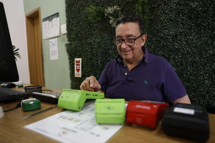 Fernando Frazão/Agência Brasil Rio de Janeiro (RJ), 12/01/2025 – Edmilson Rocha, do restaurante Sol Gatronomia, fala sobre o novo decreto que moderniza o Programa de Alimentação do Trabalhador (PAT) e traz novas regras ao sistema de vale-alimentação e vale-refeição. Foto: Fernando Frazão/Agência Brasil