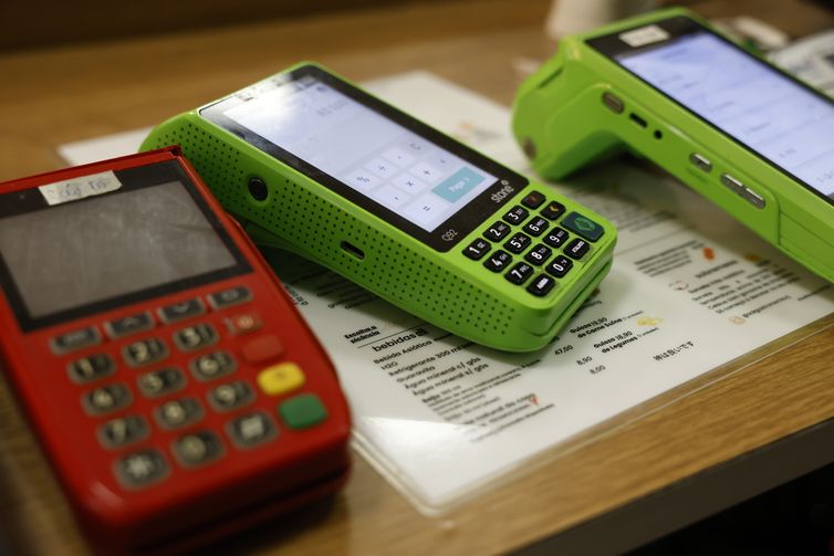 Fernando Frazão/Agência Brasil Rio de Janeiro (RJ), 12/01/2025 – Transação comercial em maquininha. Novo decreto moderniza o Programa de Alimentação do Trabalhador (PAT) e traz novas regras ao sistema de vale-alimentação e vale-refeição. Foto: Fernando Frazão/Agência Brasil