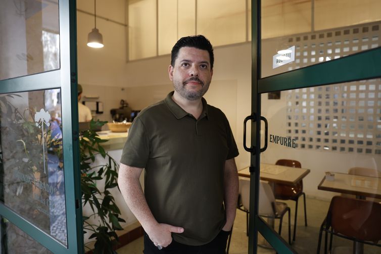 Fernando Frazão/Agência Brasil Rio de Janeiro (RJ), 12/01/2025 – Sérvulo Júnior, gerente da padaria Araucária, na Lapa, fala sobre o novo decreto moderniza o Programa de Alimentação do Trabalhador (PAT) e traz novas regras ao sistema de vale-alimentação e vale-refeição. Foto: Fernando Frazão/Agência Brasil