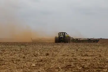Balsas (MA), 09/10/2025 – Trator trabalha em fazenda de cultivo de soja na região da Batavo. Foto: Fernando Frazão/Agência Brasil