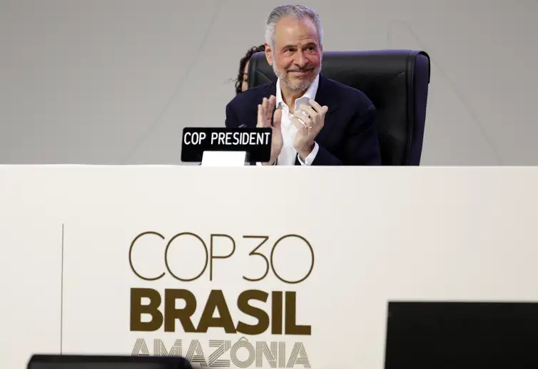 Bruno Peres/Agência Brasil Belém (PA), 10/11/2025 - O presidente da COP30, embaixador André Corrêa do Lago, fala durante a cerimônia de abertura da 30a. Conferência das Partes da Convenção-Quaadro das Nações Unidas sobre a Mudança do Clima, na COP30. Foto: Bruno Peres/Agência Brasil