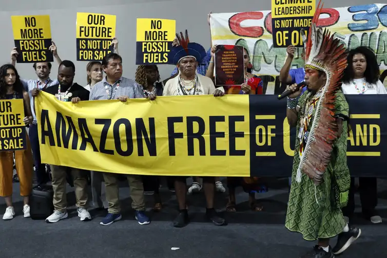 Bruno Peres/Agência Brasil Belém (PA), 13/11/2025 - Indígenas e apoiadores fazem manifestação na Zona Azul da COP30. Foto: Bruno Peres/Agência Brasil