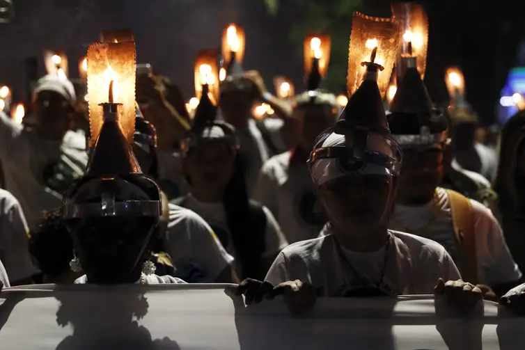 Bruno Peres/Agência Brasil Belém (PA), 13/11/2025 - Lideranças extrativistas e apoiadores usando porangas na cabeça, participam da marcha