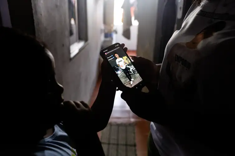 Rio de Janeiro (RJ), 02/11/2025 -Tauã Brito, mãe de Wellington, morto durante a Operação Contenção no Complexo da Penha, mostra foto do filho em seu celular. Foto: Tânia Rêgo/Agência Brasil