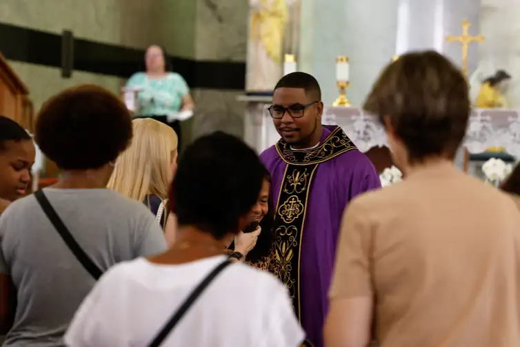 Rio de Janeiro (RJ), 02/11/2025 - O padre Marcos Vinícius Aleixo celebra missa em seu ultimo dia na Paróquia Bom Jesus da Penha. Secretaria municipal de Assistência Social faz plantão de atendimento às famílias do Alemão e Vila Cruzeiro na Paróquia Bom Jesus da Penha, na Penha, zona norte da cidade. Foto: Tânia Rêgo/Agência Brasil