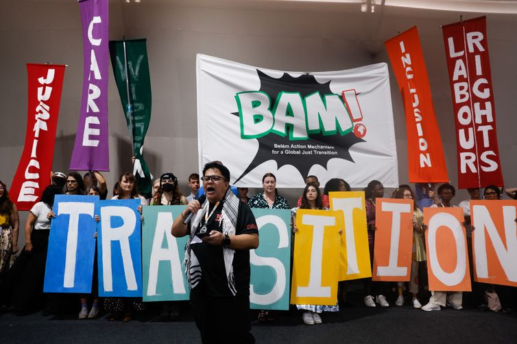 Belém (PA), 11/11/2025 - A Rede de Ação Climática (CAN) faz ato em protesto por uma transição climática justa, na Conferência das Nações Unidas sobre Mudanças Climáticas (COP 30) em Belém. Foto: Tânia Rêgo/Agência Brasil.