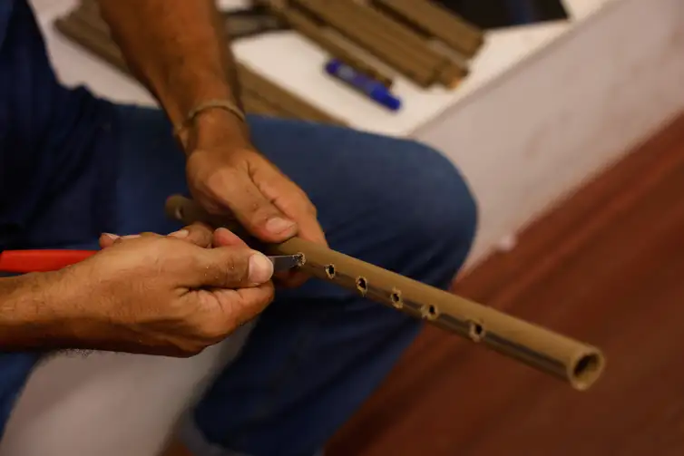 Tânia Rêgo/Agência Brasil Belém (PA), 18/11/2025 - O músico Renato do Pife constroi pífano para a oficina musical na biblioteca comunitária, galeria e café Gueto Hub, no bairro Jurunas, periferia de Belém. Foto: Tânia Rêgo/Agência Brasil