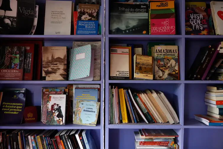 Tânia Rêgo/Agência Brasil Belém (PA), 18/11/2025 - Biblioteca comunitária, galeria e café Gueto Hub, no bairro Jurunas, periferia de Belém. Foto: Tânia Rêgo/Agência Brasil