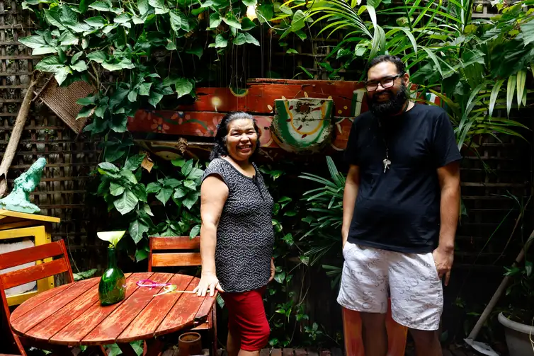Tânia Rêgo/Agência Brasil Belém (PA), 18/11/2025 - Jeane Silva e seu filho Guido, responsaveis da biblioteca comunitária, galeria e café Gueto Hub, no bairro Jurunas, periferia de Belém. Foto: Tânia Rêgo/Agência Brasil