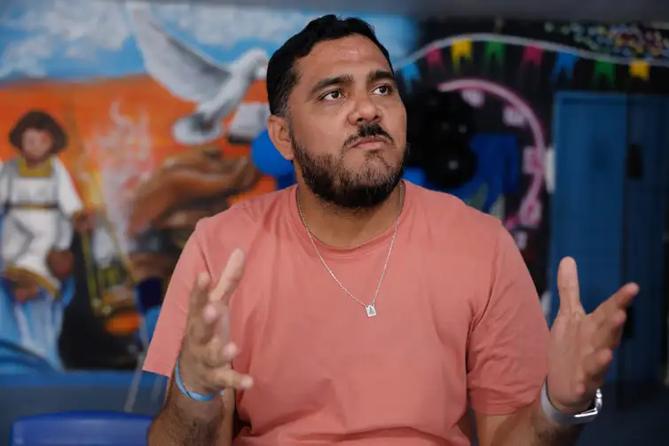 Belém (PA), 18/11/2025 - Gerson Siqueira, presidente da Associação de Moradores da Vila da Barca (AMVB), na comunidade da Vila da Barca, erguida  em construções de palafitas na baía do rio Guajará. Foto: Tânia Rêgo/Agência Brasil