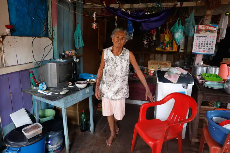 Belém (PA), 18/11/2025 - Cleonice da Silva Vera Cruz, aposentada de 77 anos, moradora da comunidade da Vila da Barca, erguida  em construções de palafitas na baía do rio Guajará. Foto: Tânia Rêgo/Agência Brasil