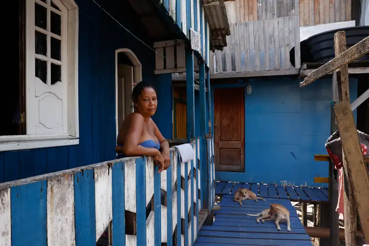 Belém (PA), 18/11/2025 - Maria Isabel Leite, conhecida como Bebel, moradora da Comunidade da Vila da Barca, erguida  em construções de palafitas na baía do rio Guajará. Foto: Tânia Rêgo/Agência Brasil