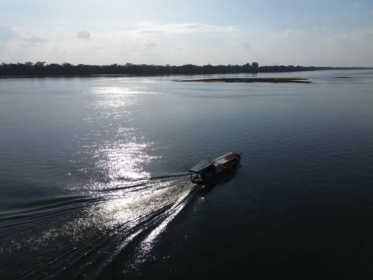 Imperatriz (MA), 13/10/2025 – Vista de pescadores em atividade nas águas do Rio Tocantins. Foto: Fernando Frazão/Agência Brasil