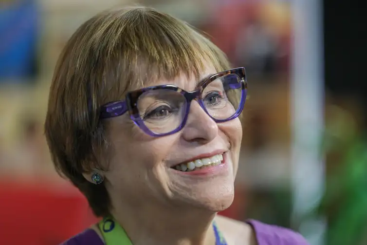 Fabio Rodrigues-Pozzebom/ Agência Brasil Brasília (DF) 01/09/2025 A apresentadora Mara Régia na comemoração dos 48 anos da Rádio Nacional da Amazônia. Foto: Fabio Rodrigues-Pozzebom/ Agência Brasil