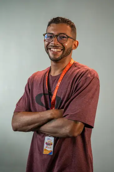 Brasília - 19/11/2025 -  Daniel Messias, Henrique Foresti e Rafael Cavalcante acompanham jovem egresso de sistema de privação de liberdade (de costas) em um projeto de robótica. Crédito:  CESAR/Divulgação
