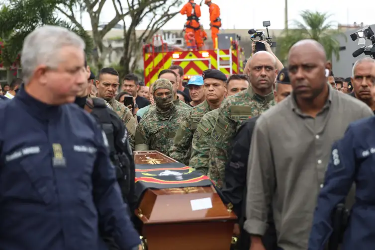 Rio de Janeiro (RJ), 30/10/2025 – Enterro do sargento da Polícia Militar, Heber Carvalho da Fonseca no Cemitério Jardim da Saudade, em Sulacap, no Rio de Janeiro. Foto: Tomaz Silva/Agência Brasil