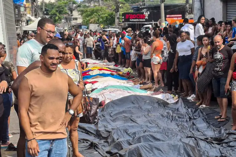 Rio de Janeiro (RJ), 29/10/2025 - Dezenas de corpos são trazidos por moradores para a Praça São Lucas, na Penha, zona norte do Rio de Janeiro, após ação policial da Operação Contenção. Foto: Eusébio Gomes/TV Brasil