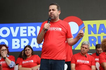 Rovena Rosa/Agência Brasil São Paulo (SP), 20/12/2015 - O ministro-chefe da Secretaria-Geral da Presidência da República, Guilherme Boulos, participa da abertura do mutirão Governo do Brasil na Rua, que oferece serviços públicos gratuitos, em Heliópolis. Foto: Rovena Rosa/Agência Brasil