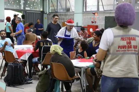 Rovena Rosa/Agência Brasil São Paulo (SP), 25/12/2025 - Almoço de Natal oferecido para pessoas em situação de vulnerabilidade social na Casa de Oração do Povo da Rua na Luz. Foto: Rovena Rosa/Agência Brasil