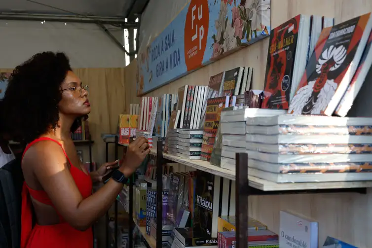 Fernando Frazão/Agência Brasil Rio de Janeiro (RJ) 11/11/2024 - Público participa da Festa Literária das Periferias (Flup), no Circo Voador. Foto: Fernando Frazão/Agência Brasil