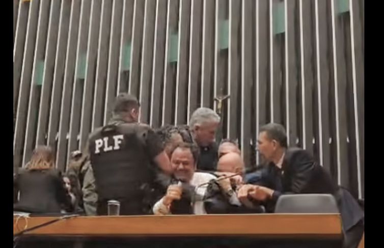 Brasília (DF), 09/12/2025 - Deputado Glauber Braga (PSOL) é retirado da mesa da presidencia da camâra dos deputados por seguranças.
Frame  Deputado Glauber Braga/Facebook