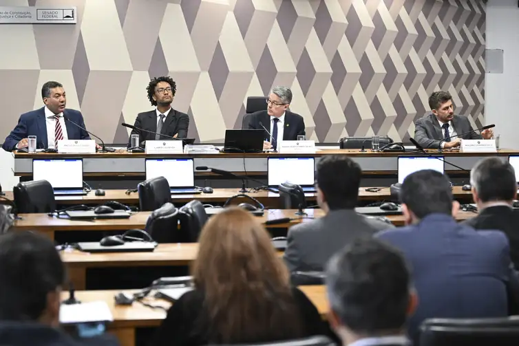 Comissão de Constituição, Justiça e Cidadania (CCJ) promove audiência pública interativa destinada a instruir o Projeto de Lei 5.582/2025, que estabelece o marco legal do combate ao crime organizado, definindo novas regras penais e processuais para enfrentar estruturas criminosas complexas, e atualiza dispositivos do Código Penal, da Lei de Execução Penal e de normas especiais que tratam de organizações criminosas. 

Mesa: 
conselheiro nacional de Política Criminal e Penitenciária (CNPCP), Bruno Dias Candido; 
diretor-adjunto da Conectas Direitos Humanos, Gabriel Sampaio; 
relator do REQ 56/2025-CCJ, senador Alessandro Vieira (MDB-SE); 
secretário executivo do Banco Central do Brasil, Rogerio Antonio Lucca. 

Foto: Edilson Rodrigues/Agência Senado