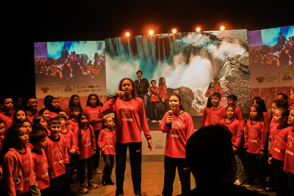 Crianças e adolescentes atendidos pela AFA, no Porto Meira, protagonizaram espetáculo em homenagem ao aniversário de Foz, em junho. (Foto AFA)