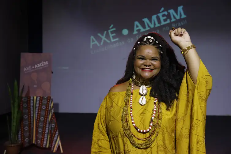 Rio de Janeiro (RJ), 02/12/2025 – A historiadora candomblecista Carolina Rocha no lançamento do livro Axé-Amém: Encruzilhadas da Fé Negra no Brasil. Foto: Fernando Frazão/Agência Brasil