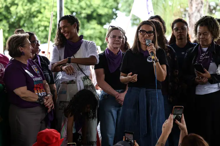 Marcelo Camargo/Agência Brasil Brasília (DF), 07/12/2025 - Ministras e a primeira-dama, Janja Lula da Silva, durante ato do Levante Mulheres Vivas, na área central de Brasília, para denunciar o feminicídio e todas as formas de violência contra mulheres. Foto: Marcelo Camargo/Agência Brasil