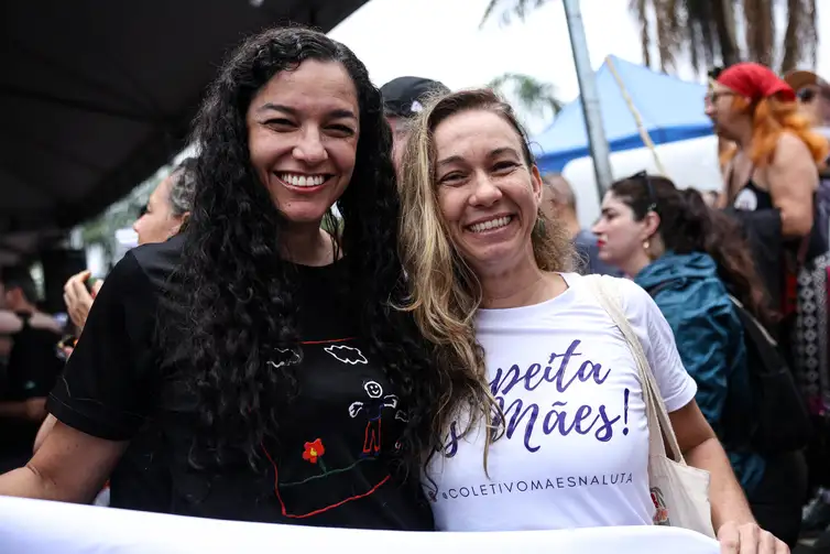 Marcelo Camargo/Agência Brasil Brasília (DF), 07/12/2025 - Carla Michelli e Vanessa Hacon durante ato do Levante Mulheres Vivas, na área central de Brasília, para denunciar o feminicídio e todas as formas de violência contra mulheres. Foto: Marcelo Camargo/Agência Brasil