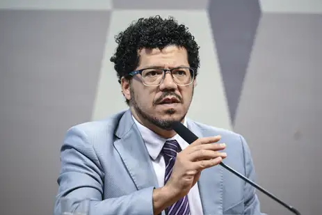 Comissão de Constituição, Justiça e Cidadania (CCJ) promove audiência pública interativa destinada a instruir o Projeto de Lei 5.582/2025, que estabelece o marco legal do combate ao crime organizado, definindo novas regras penais e processuais para enfrentar estruturas criminosas complexas, e atualiza dispositivos do Código Penal, da Lei de Execução Penal e de normas especiais que tratam de organizações criminosas.

À mesa, em pronunciamento, secretário nacional de Assuntos Legislativos do Ministério da Justiça e Segurança Pública, Marivaldo de Castro Pereira.

Foto: Edilson Rodrigues/Agência Senado