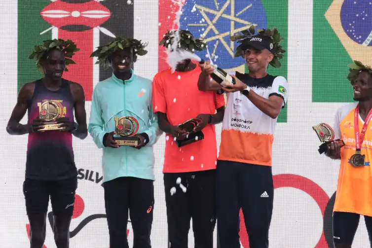 São Paulo (SP), 31/12/2025 - Atleta brasileiro Fábio Jesus Correia comemora terceiro lugar da categoria masculina da 100ª Corrida Internacional de São Silvestre. Foto: Paulo Pinto/Agencia Brasil