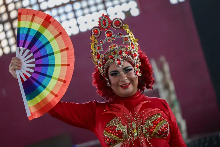 Fabio Rodrigues-Pozzebom/ Agência Brasil Brasília (DF) 12/12/2025 - Mobilização em Brasília no Dia Mundial de Combate à Aids oferece testagem rápida para HIV, distribuição de autotestes, orientações sobre ISTs e saúde sexual. A drag Bella Avellaskis, fala com a Agência Brasil. Foto: Fabio Rodrigues-Pozzebom/ Agência Brasil