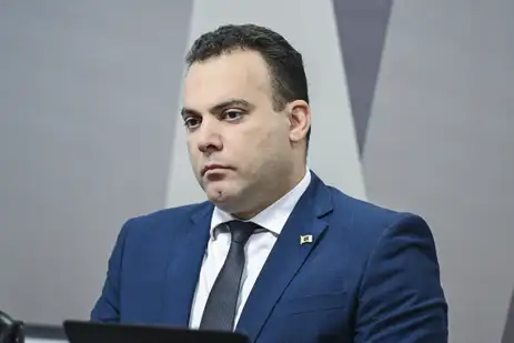 Comissão de Constituição, Justiça e Cidadania (CCJ) promove audiência pública interativa destinada a instruir o Projeto de Lei 5.582/2025, que estabelece o marco legal do combate ao crime organizado, definindo novas regras penais e processuais para enfrentar estruturas criminosas complexas, e atualiza dispositivos do Código Penal, da Lei de Execução Penal e de normas especiais que tratam de organizações criminosas.

À mesa, secretário executivo do Conselho Nacional de Secretários de Segurança Pública (Consesp), Thiago Frederico de Souza Costa.

Foto: Edilson Rodrigues/Agência Senado