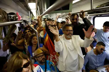 Rio de Janeiro (RJ) 07/12/2024 - O Trem do Samba, que celebra o Dia Nacional do Samba (2 de dezembro), carrega músicos animando o público nos vagões da estação Central do Brasil até Owasldo Cruz, subúrbio da Zona Norte. Foto: Fernando Frazão/Agência Brasil
