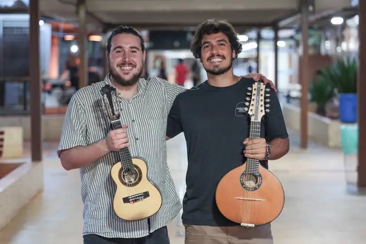 Brasília (DF), 17/01/2026 – Matheus Donato segurando seu cavaquinho de 6 cordas (e) e Ian Coury segurando bandolim de 10 cordas (d). Curso de verão na escola de música de Brasília. Foto: Joédson Alves/Agência Brasil