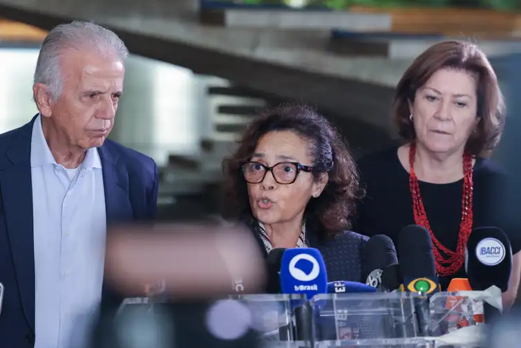 Valter Campanato/Agência Brasil Brasília (DF), 03/01/2026 – Ministro da defesa, José Múcio, (e) embaixadora, Maria Laura (c) e a secretária executiva da casa civil, Miriam Belchior (d), durante entrevista falam da invasão americana na Venezuela.
Foto: Valter Campanato/Agência Brasil