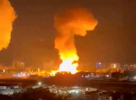 Vídeo Obtido pela Reuters/Proibida reprodução Fumaça sobe após múltiplas explosões em Caracas
03/01/2026 Vídeo Obtido pela Reuters/via REUTERS