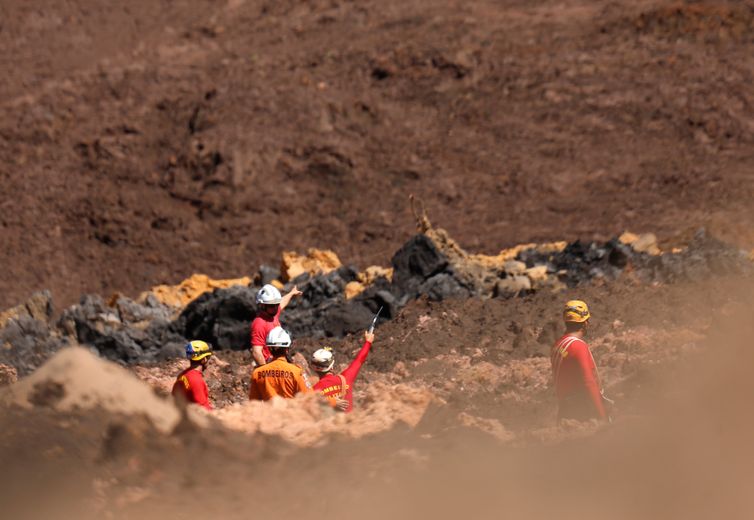 Adriano Machado/Reuters/Direitos reservados Equipes de resgate durante buscas por vítimas em Brumadinho, onde uma barragem da mineradora Vale se rompeu.