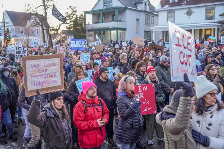 Reuters/Tim Evans/Proibida reprodução People hold signs as they gather during a vigil for a 37-year-old woman who was shot in her car by a U.S. immigration agent, according to local and federal officials, in Minneapolis, Minnesota, U.S., January 7, 2026. REUTERS/Tim Evans