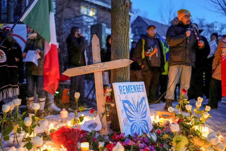 Reuters/Tim Evans/Proibida reprodução A message is written on a wooden cross placed next to flowers and candles at a memorial site during a vigil for a 37-year-old woman who was shot in her car by a U.S. immigration agent, according to local and federal officials, in Minneapolis, Minnesota, U.S., January 7, 2026. REUTERS/Tim Evans