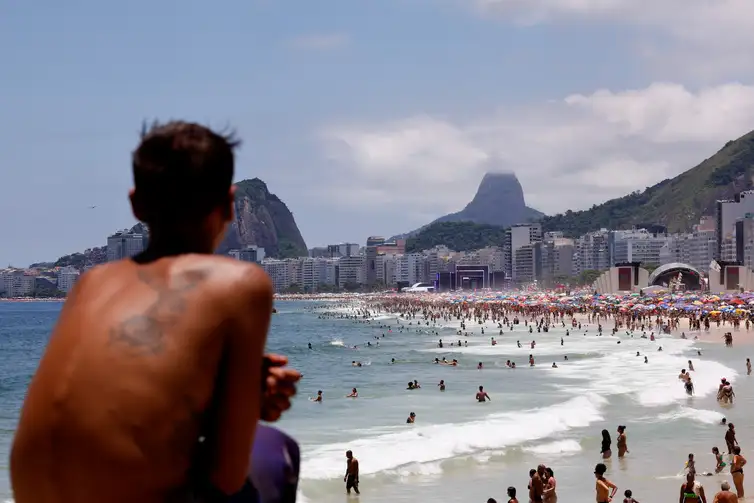Rio de Janeiro(RJ), 31/12/2024 - Praia cheia com palcos montados na areia da Praia de Copacabana no último dia do ano.  Foto: Tânia Rêgo/Agência Brasil