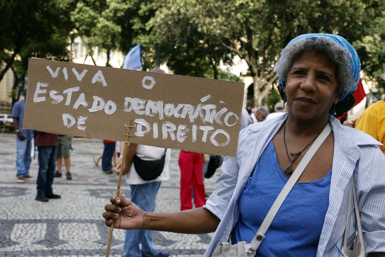 Rio de Janeiro (RJ), 08/01/2026 - Manifestantes durante ato pela democracia, em memória aos antidemocráticos de 8 de janeiro de 2023, na Cinelândia, centro da cidade. Foto: Tânia Rêgo/Agência Brasil