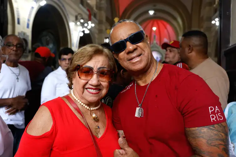 Rio de Janeiro (RJ), 20/01/2026 - Alda Oliveira da Silva e seu filho Sebastião Alves comparecem à missa para São Sebastião, padroeiro da cidade do Rio de Janeiro, presidida pelo cardeal Dom Orani Tempesta, arcebispo do Rio, no Santuário Basílica de São Sebastião, na Tijuca, zona norte da cidade.  Foto: Tânia Rêgo/Agência Brasil