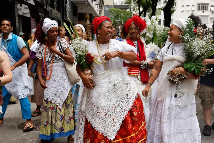 Rio de Janeiro (RJ), 20/01/2026 - Lavagem da escadaria Baden Powell com  água de cheiro homenageia Oxossi, em Copacabana, zona sul da cidade.  Foto: Tânia Rêgo/Agência Brasil