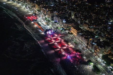 Rio de Janeiro (RJ), 01/01/2026 - Pessoas durante queima de fogos na virada do ano novo do réveillon em Copacabana. Foto: Fernando Maia/Prefeitura do Rio