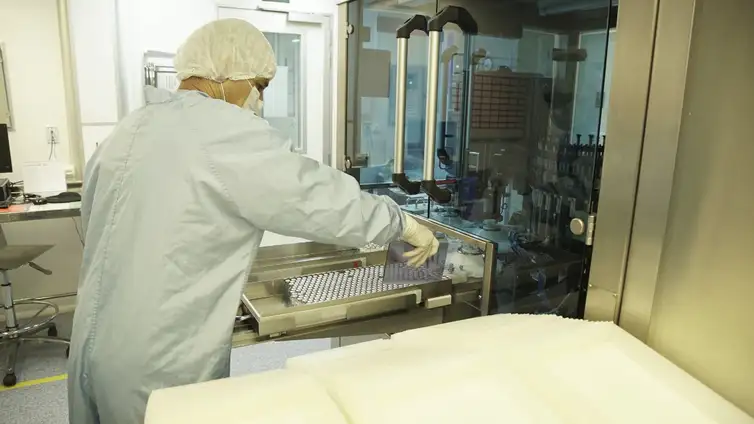 Bio-Manguinhos/Fiocruz As vacinas seguem agora para o Controle de Qualidade interno de Bio-Manguinhos, onde uma análise minuciosa irá garantir a sua integridade e segurança (foto: Bio-Manguinhos/Fiocruz)