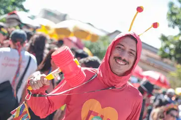 Brasília (DF), 15/02/2026 - Álvaro Peres participa do carnaval de rua, bloco Charretinhas do Forró (celebra os ritmos no Norte), praça Zé Ramalho. na Vila Planalto.
Foto: Joédson Alves/Agência Brasil